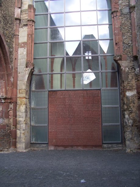 St. Christoph, Mainz, Blick in den genutzten Ostchor mit der großen Gedenkplatte; Quelle: T.D.